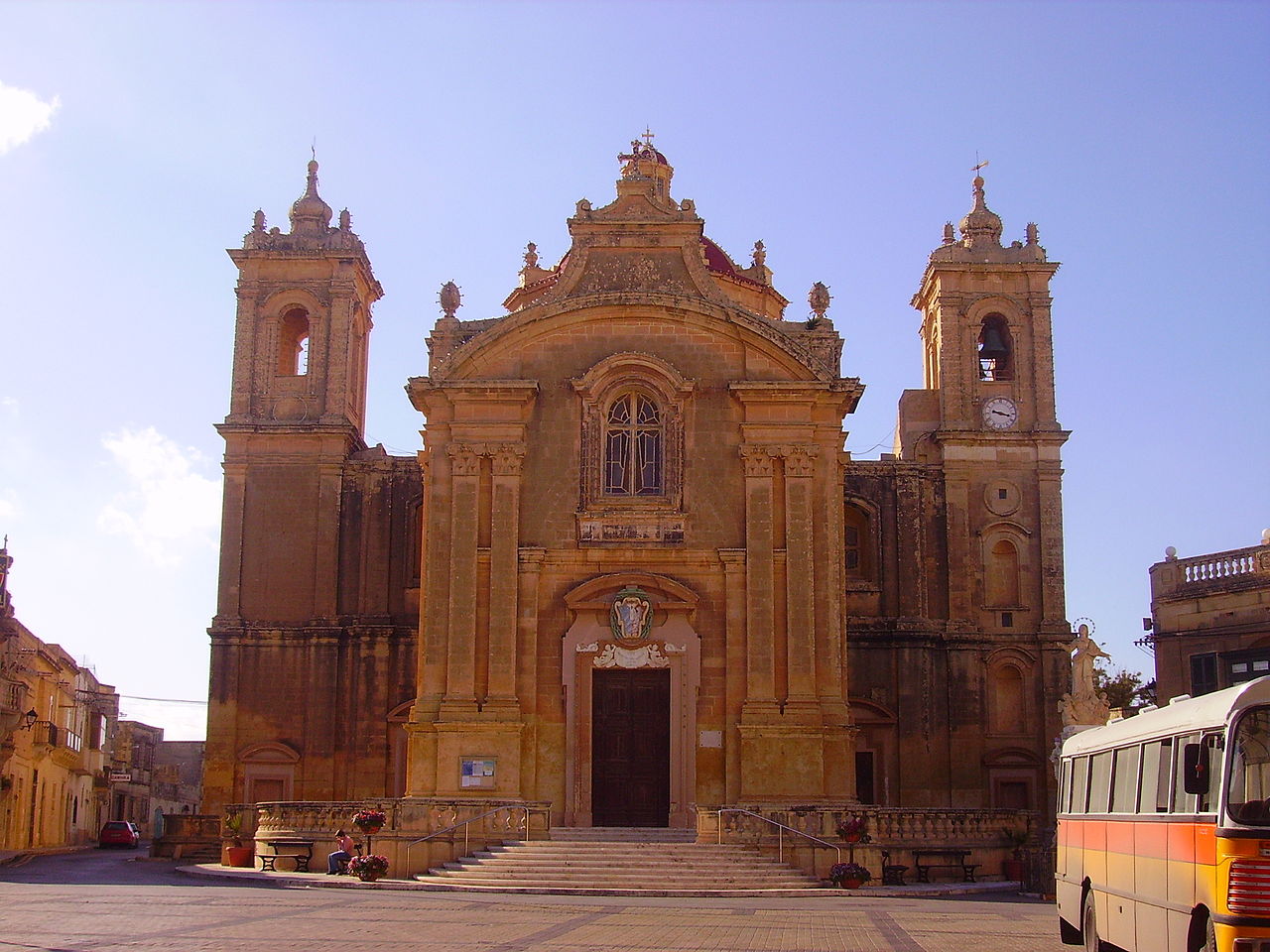 1280px-Qrendi_Pfarrkirche_Front_2